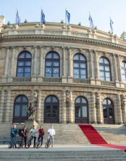 Elektrokoloběžka - Ještě jedenkrát s Rudolfinem v zádech | One more time with Rudolfinum behind